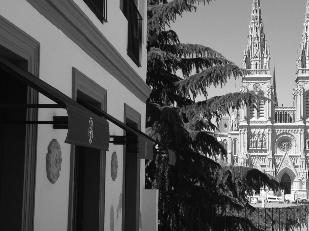 Real Hotel Lujan Bagian luar foto