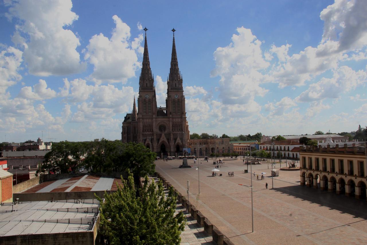 Real Hotel Lujan Bagian luar foto